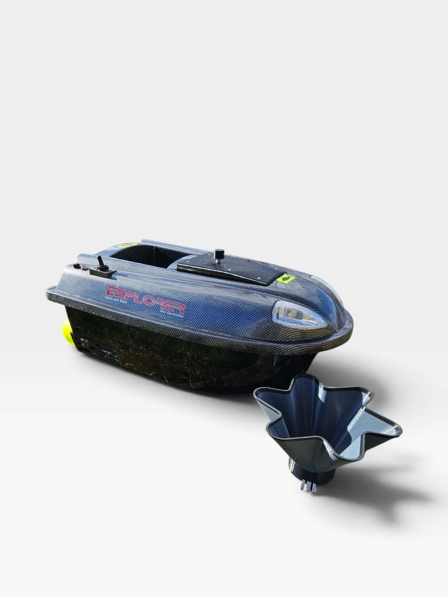 Disperseur d'appât noir pour bateau amorceur PrintForFishing Quad Bait Boat v2 sur fond blanc