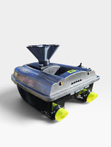 Disperseur d'appât PrintForFishing installé sur un bateau amorceur Quad Bait Boat v2 avec finition effet carbone