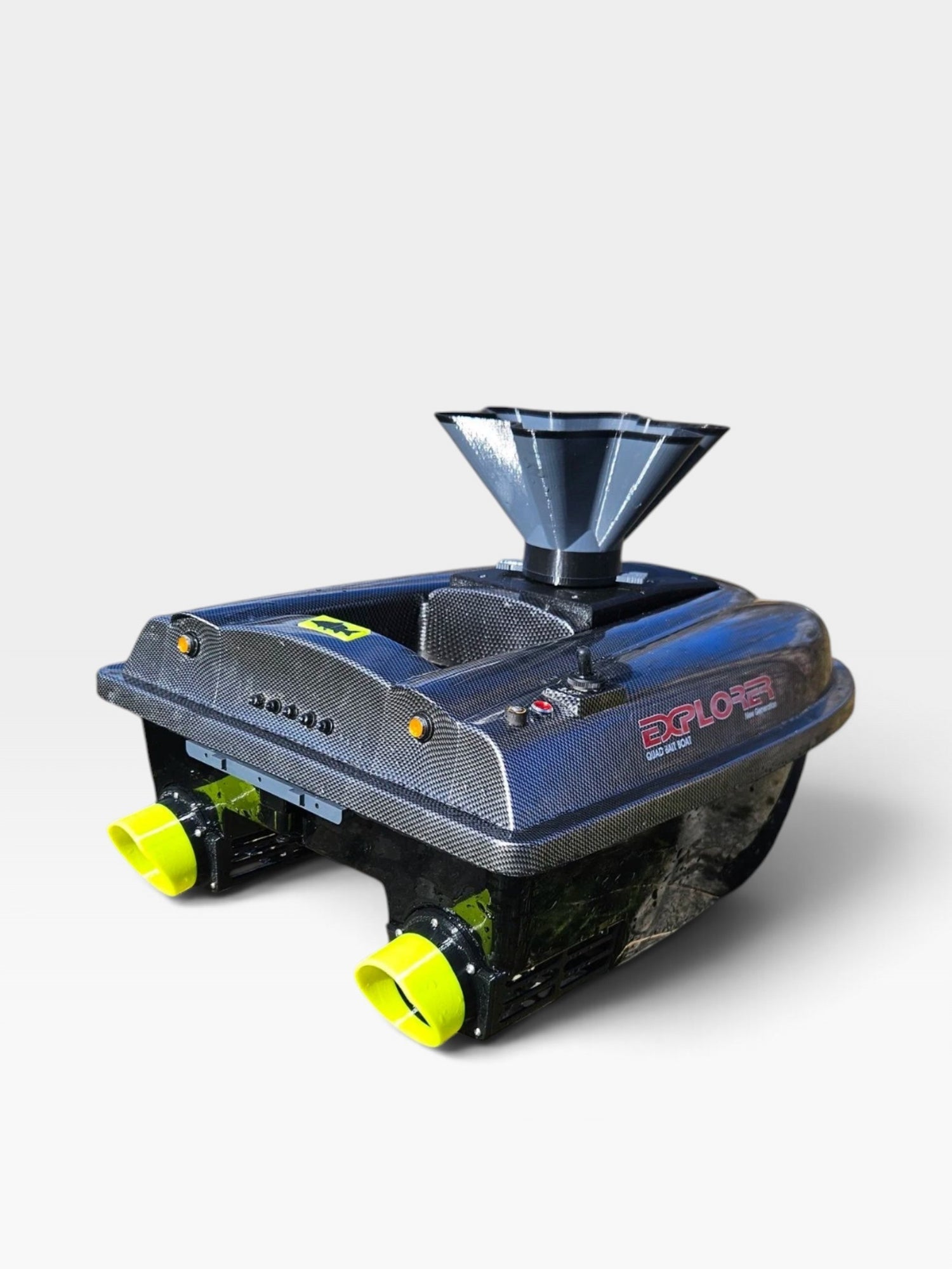 Disperseur d'appât PrintForFishing monté sur un bateau amorceur Quad Bait Boat v2 en fibre de carbone avec buses jaunes