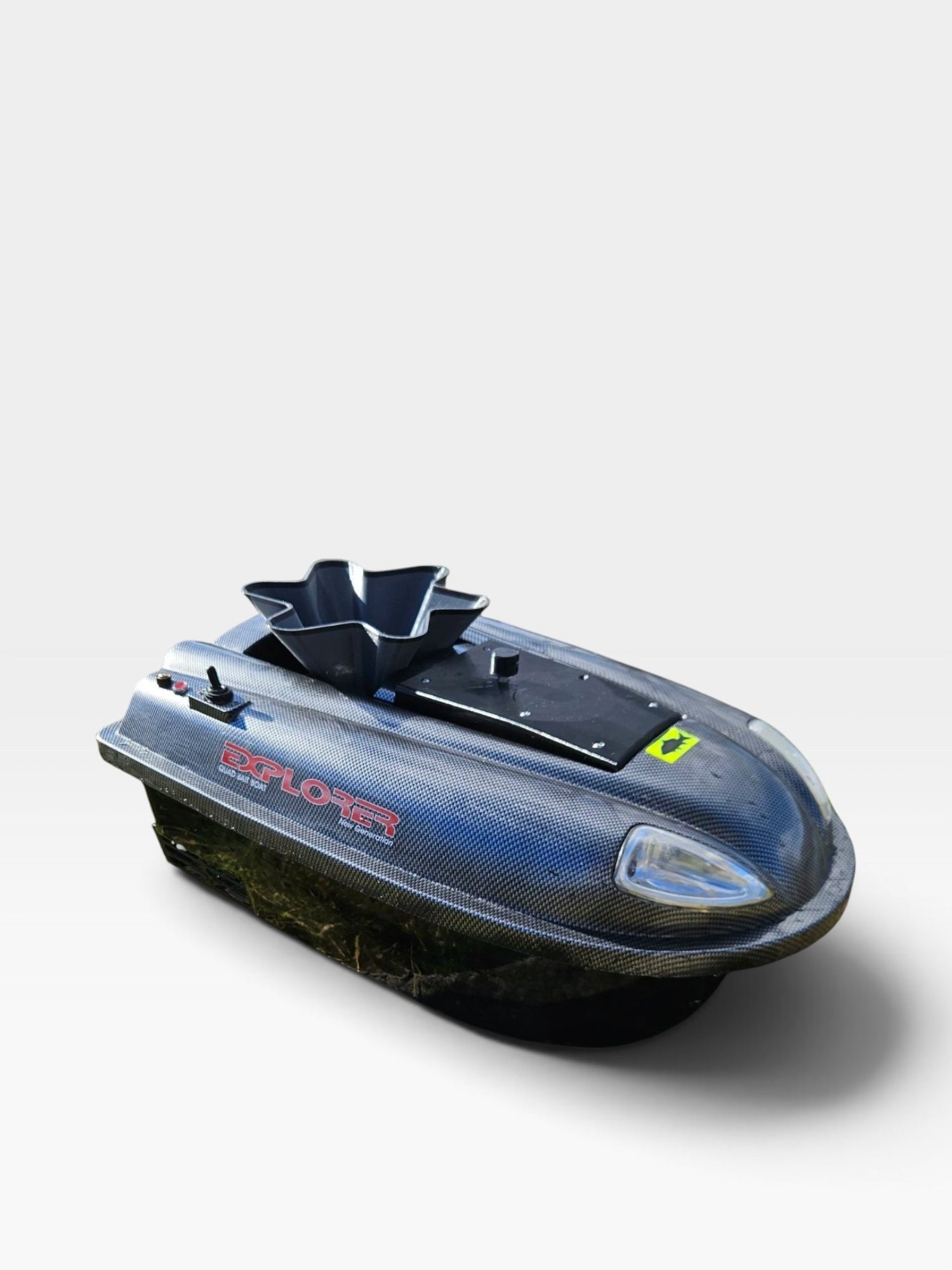 Disperseur d'appât PrintForFishing monté sur un bateau amorceur Quad Bait Boat v2 en fibre de carbone