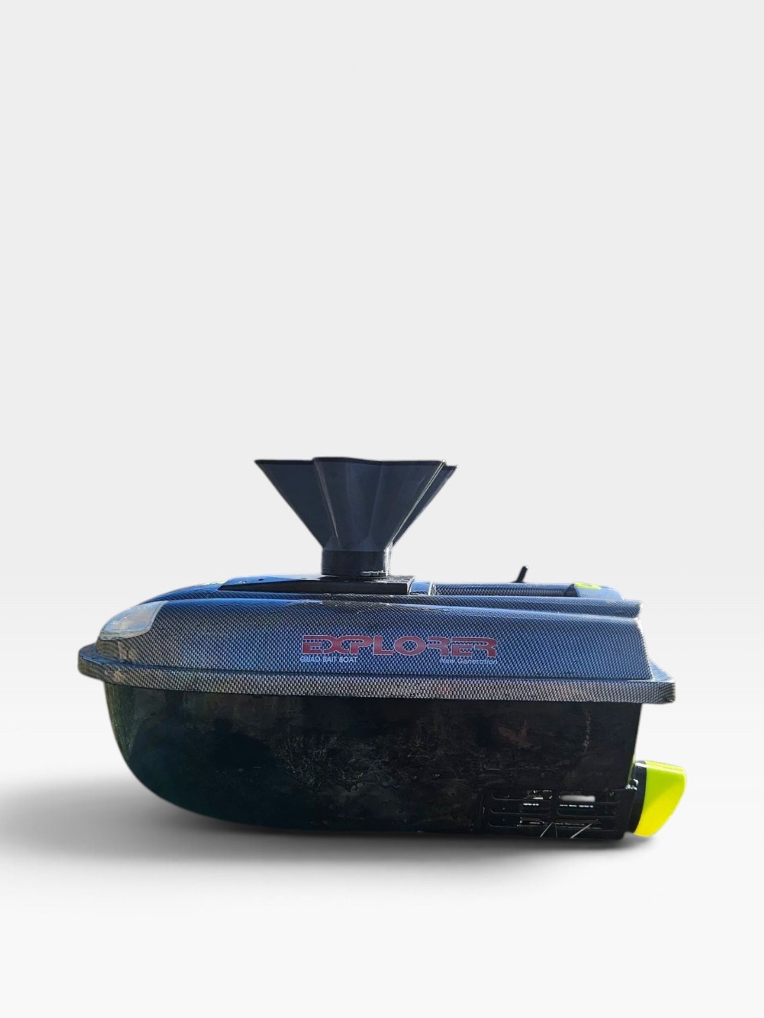 Disperseur d'appât PrintForFishing installé sur un Quad Bait Boat v2 noir avec entonnoir, posé sur un muret extérieur