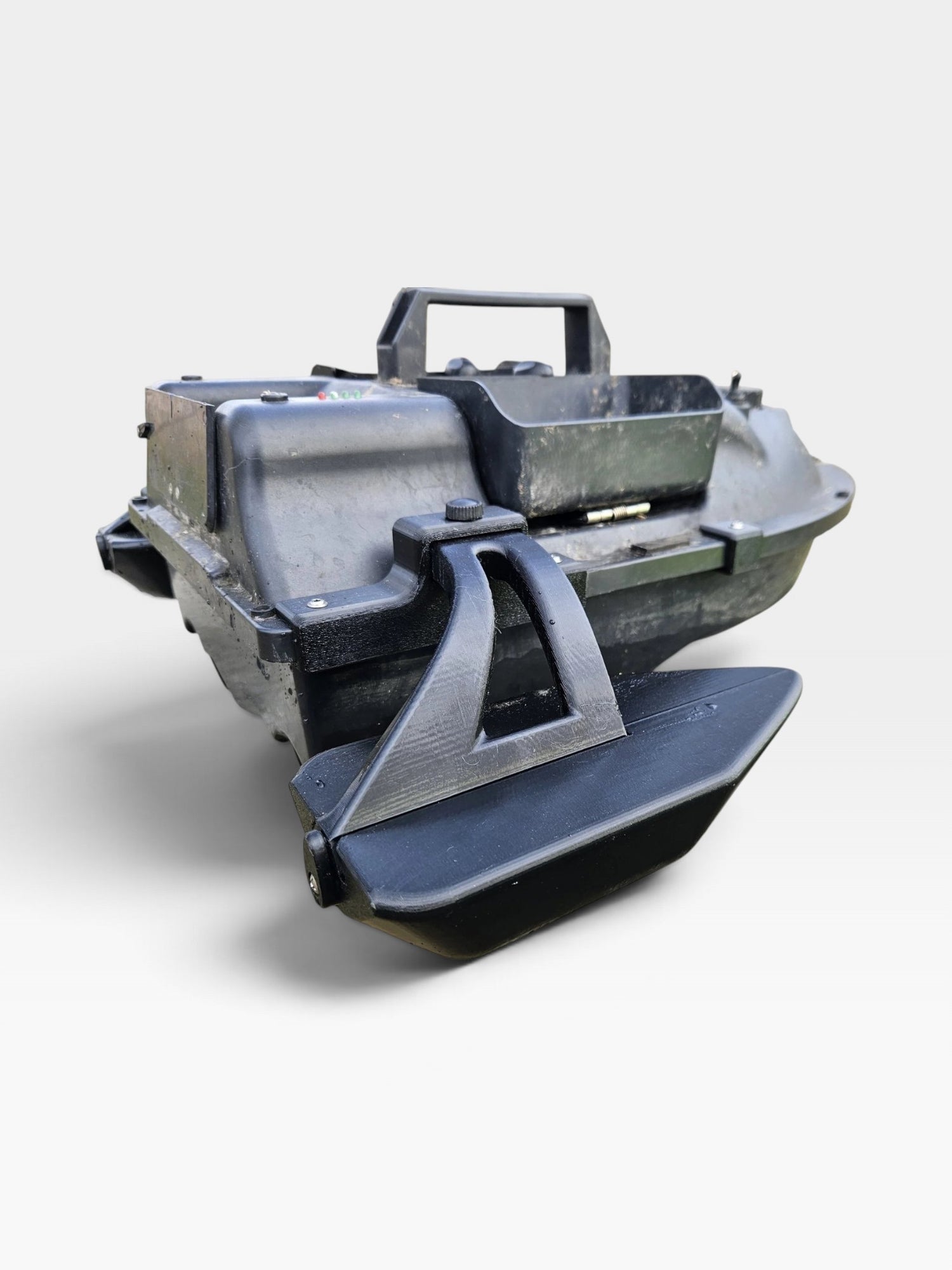 Stabilisateurs noirs PrintForFishing pour bateau amorceur D18, conçus pour une stabilité accrue en eaux agitées.